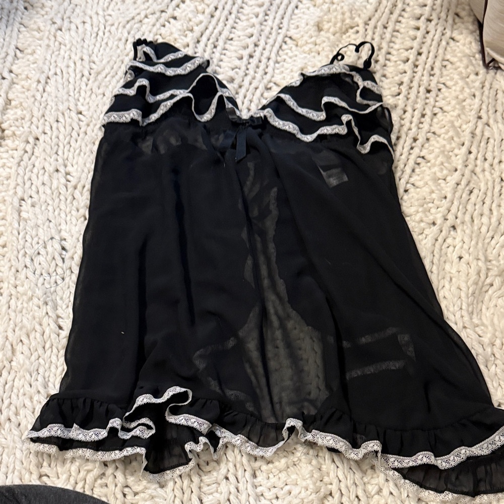 Chic Black and White Ruffled top